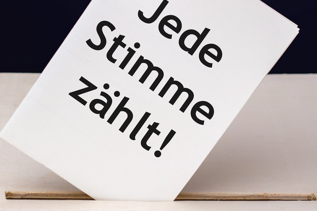 Wahlen und Befragungen: Jede Stimme zählt Zettel mit der Aufschrift "Jede Stimme zählt" steckt im Schlitz einer Wahlurne. © iStock/Ralf Geithe