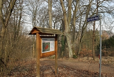 An mehreren Stellen entlang der ehemaligen Zugangs- und Waldwege hat die Stadt Marburg Warnschilder aufgestellt. © Thomas Steinforth, Stadt Marburg