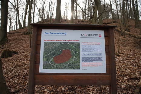Der Warnhinweis bezieht sich auf das dort rot markierte Waldgebiet. © Thomas Steinforth, Stadt Marburg
