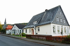 Das Bürgerhaus und das ehemalige Schulgebäude von Wehrshausen liegen am Anfang der Wehrshäuser Straße. © Nadja Schwarzwäller i.A.d. Stadt Marburg