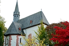 Die Wehrshäuser Kirche steht im Kern des kleinen Ortes im Marburger Westen. © Nadja Schwarzwäller i.A.d. Stadt Marburg