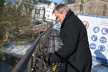 Weidenhäuser Brücke: Bauarbeiten an Tag 2 - OB Dr. Thomas Spies entfernt die ersten Liebesschlösser