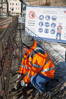 Weidenhäuser Brücke: Bauarbeiten an Tag 2 - Liebesschlösser und Geländer werden entfernt.
