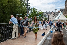Zum Flanieren auf der Brücke gab es Seifenblasenkunst, Musik, Karussell und Kinderprogramm. © Patricia Grähling, Stadt Marburg