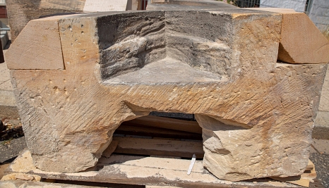 Die alten Postamente werden weitestgehend erhalten. An einigen müssen jedoch Teile durch neue Sandstein-Stücke ersetzt werden. © Stadt Marburg, Patricia Grähling