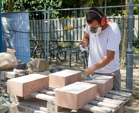 Der Steinmetz Caspar Fischer bearbeitet die neuen Sandsteine vor dem Einbau. © Stadt Marburg, Patricia Grähling