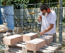 Der Steinmetz Caspar Fischer bearbeitet die neuen Sandsteine vor dem Einbau.