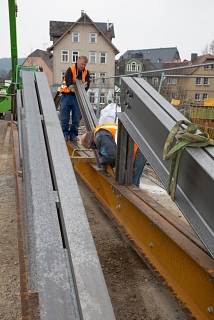 Rund 110 Tonnen Stahl bauen die Gerüstbauer zusammen – für jeweils jeden der drei Segmentbögen der Weidenhäuser Brücke. Der Stahl kommt dann als Traggerüst unter die Bögen, um das Gewicht des historischen Bauwerks zu halten.