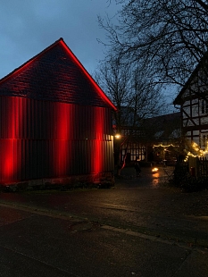weihnachtlich beleuchtetes Gebäude rot © Achim Zimmermann
