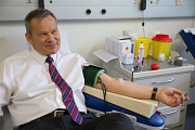 Marburgs Oberbürgermeister Dr. Thomas Spies wirbt mit eigener Blutspende für den Weltblutspendetag am 14. Juni.