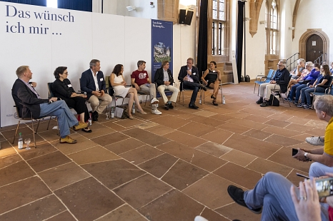 Darüber haben die Teilnehmenden auf dem Podium zur Eröffnung mit den Besucher*innen gesprochen © Christian Stein, i. A. d. Philipps-Universität Marburg