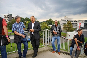 Wie kann die Beltershäuser Straße mitsamt Querungen attraktiv gestaltet werden? Und wie können die Flächen des Landratsamts und die umliegenden Flächen in Zukunft entwickelt werden? Das schauten sich die Teilnehmenden des Stadtteilspaziergangs zusammen mi Wie kann die Beltershäuser Straße mitsamt Querungen attraktiv gestaltet werden? Und wie können die Flächen des Landratsamts und die umliegenden Flächen in Zukunft entwickelt werden? Das schauten sich die Teilnehmenden des Stadtteilspaziergangs zusammen mi