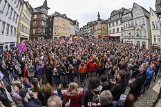 Mehr als 4000 Menschen haben sich am Samstag auf dem Marktplatz versammelt, um zusammenzustehen gegen Hass und Hetze und um den Opfern des Anschlags in Hanau zu gedenken. © Georg Kronenberg