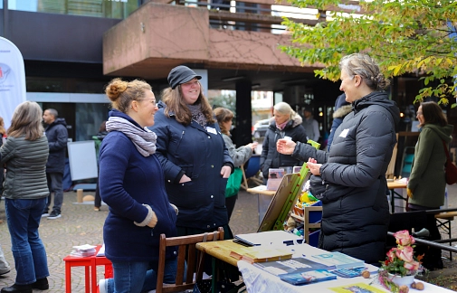 Zahlreiche Stände boten Informationsmaterial und die Gelegenheit zum Austausch miteinander.&nbsp;&copy;&nbsp;Lena-Johanna Schmidt, Stadt Marburg