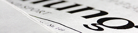 Nahaufnahme einer Zeitung mit großen Buchstaben und verschwommenen Text "Zeitung" © Universitätsstadt Marburg