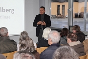 Oberbürgermeister Dr. Thomas Spies informierte die Bürgerinnen und Bürger vor vollem Haus über die neue Anlaufstelle für Flüchtlinge in Gisselberg.