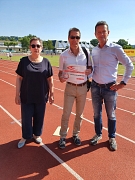 Stadträtin Kirsten Dinnebier, Präsident des Leichtathletikverbandes Klaus Schuder und Sportkreisvorsitzender Stefan Backhaus mit dem Zertifikat für das Georg-Gaßmann-Stadion.