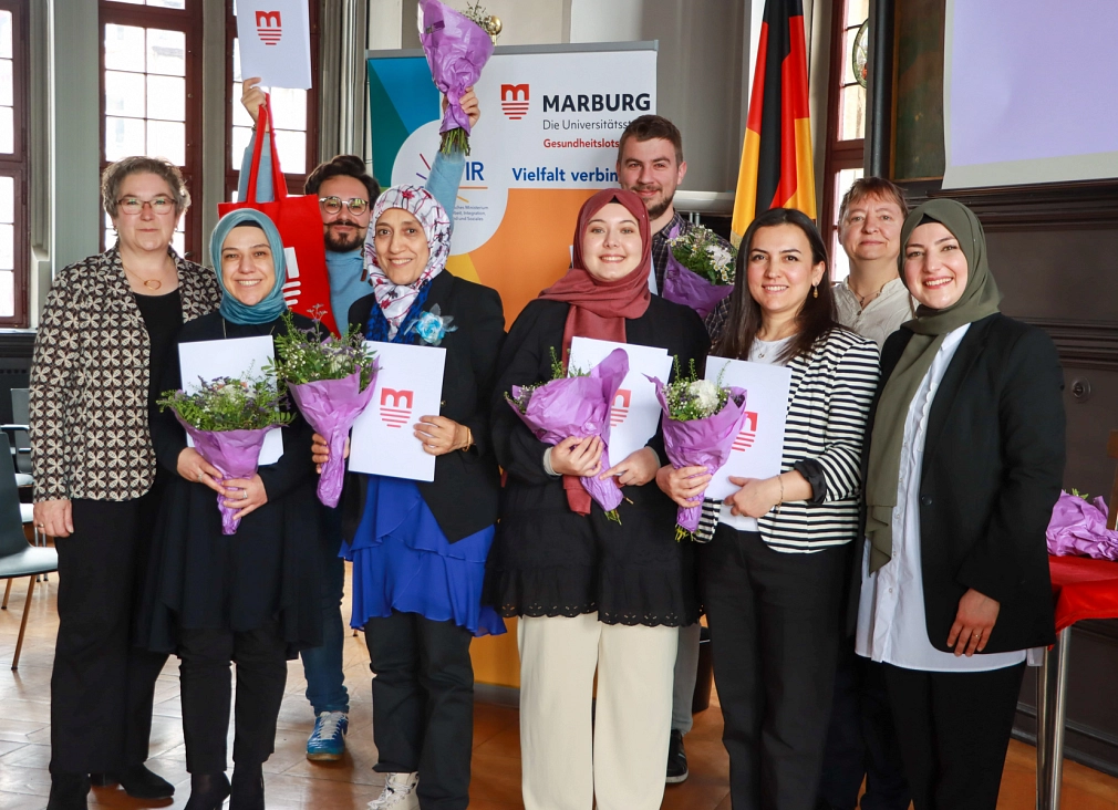 Gruppenbild der Gesundheitslots*innen mit Stadträtin Kirsten Dinnebier (links) sowie Büsra Ardic (rechts) und Andrea Fritzsch (2. v. r.) vom Referat für Gleichberechtigung, Vielfalt und Antidiskriminierung.&nbsp;&copy;&nbsp;Beatrix Achinger, i.A.d. Stadt Marburg