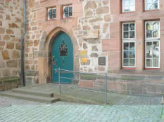 Zugang zum Rathaus mit vorgelagerter Rampe © Universitätsstadt Marburg