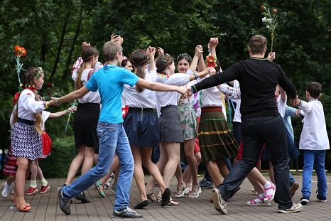 Mit viel Freude präsentierten die Gäste aus der Ukraine ihren einstudierten Tanz. © Anna Scheidemann, OBOZ Marburg Plus