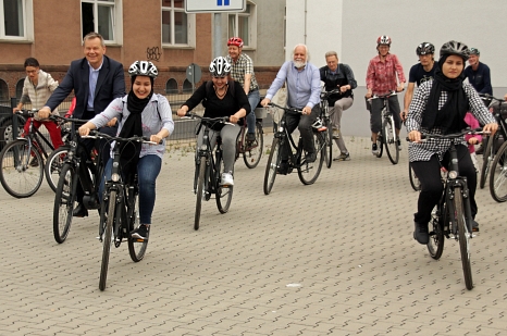 Oberbürgermeister Dr. Thomas Spies (links) gab den Startschuss zur zweiten interkulturellen Radtour, bei der es zur Zeiteninsel nach Argenstein ging. © Heiko Krause i.A.d. Stadt Marburg