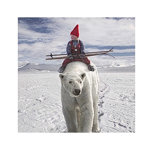 Anja reitet auf einem Eisbären durch die Schneelandschaft. Copyright: Sauerländer Verlag.