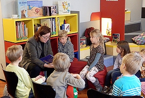 Stadträtin Dr. Kerstin Weinbach liest Kindern in der Kinderbücherei vor.